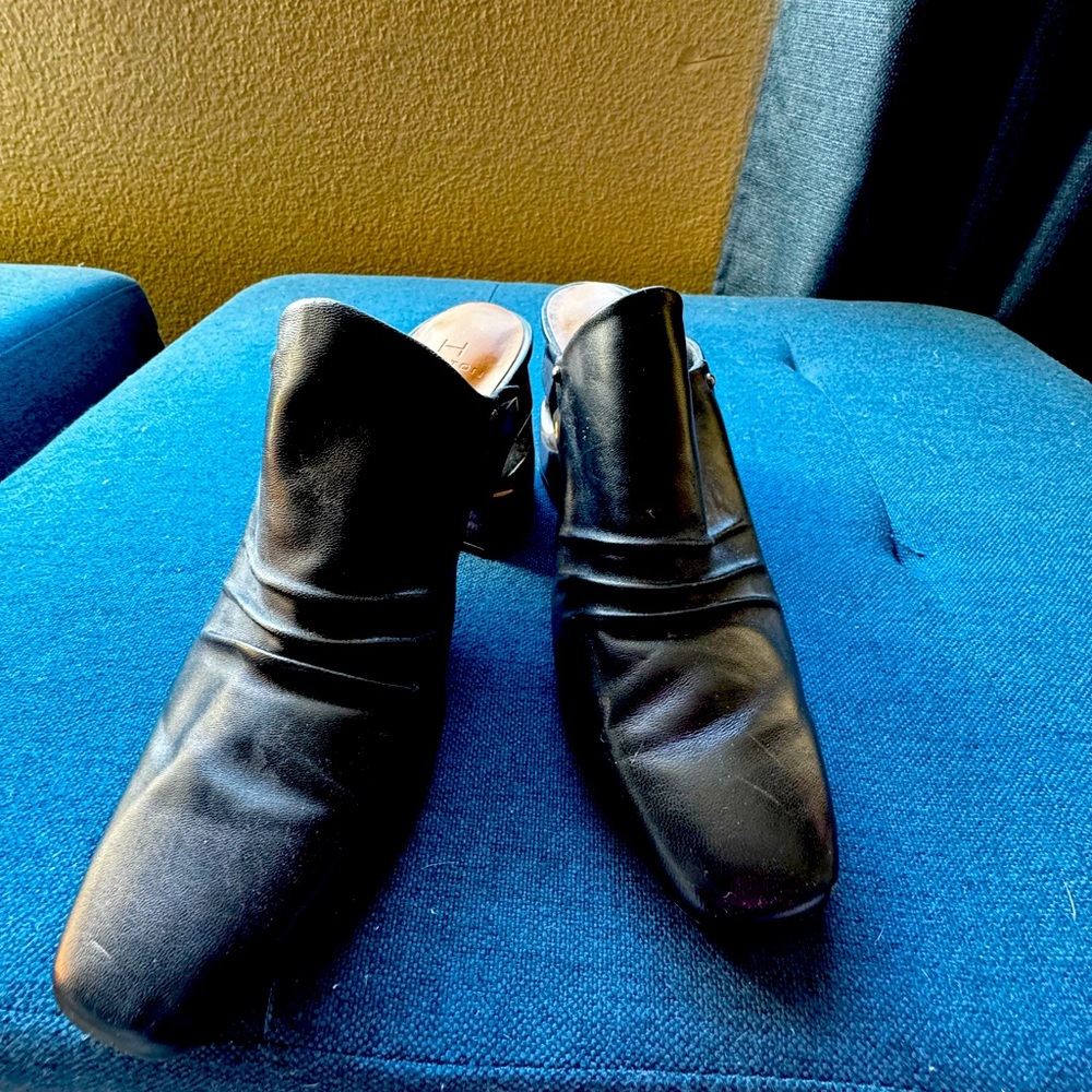 Vintage Halston Kelsey Black Mule with classic artsy heel.